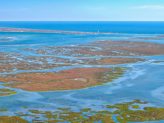 vista aérea da zona húmida da Ria Formosa e das Ilhas Barreira