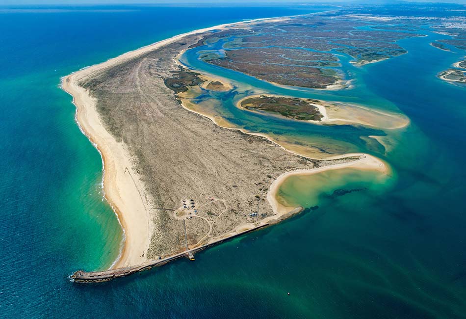 vista aérea da Ilha Deserta, com as dunas cinzentas bem visíveis